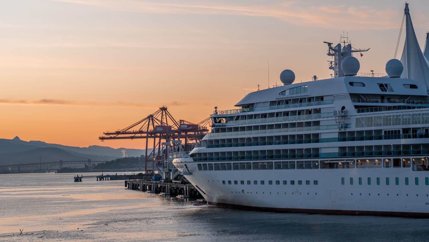 Kreuzfahrtschiff im Hafen